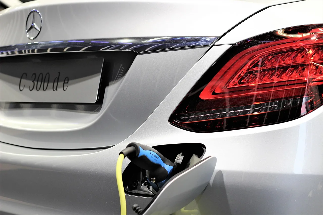 Katalog obiecuje 2 l/100 km, realność pokazuje 8 l. ICCT rozprawia się z mitem hybryd plug-in