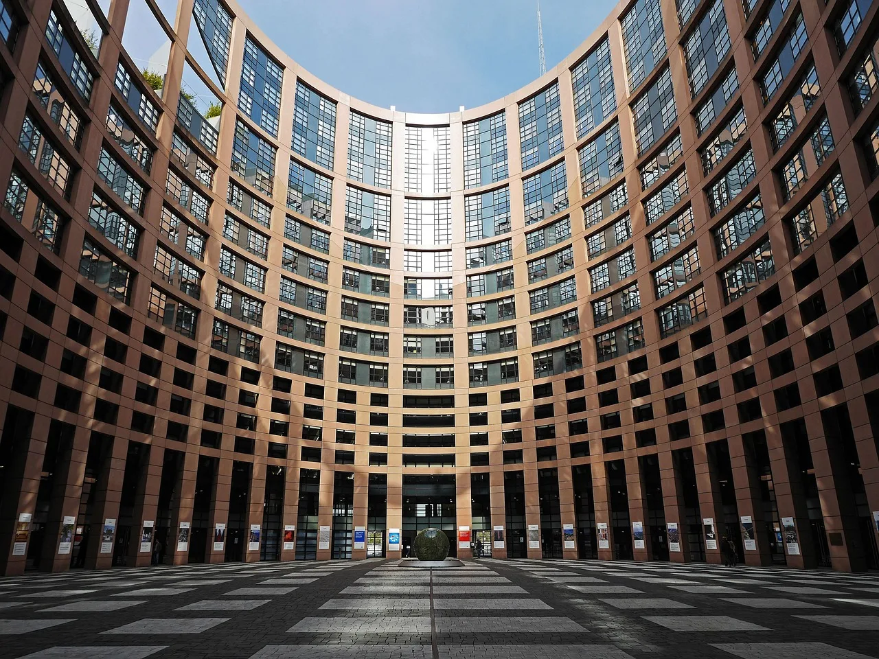 Sześć krajów UE ostrzega: osłabienie zakazu spalinówek to strategiczny błąd
