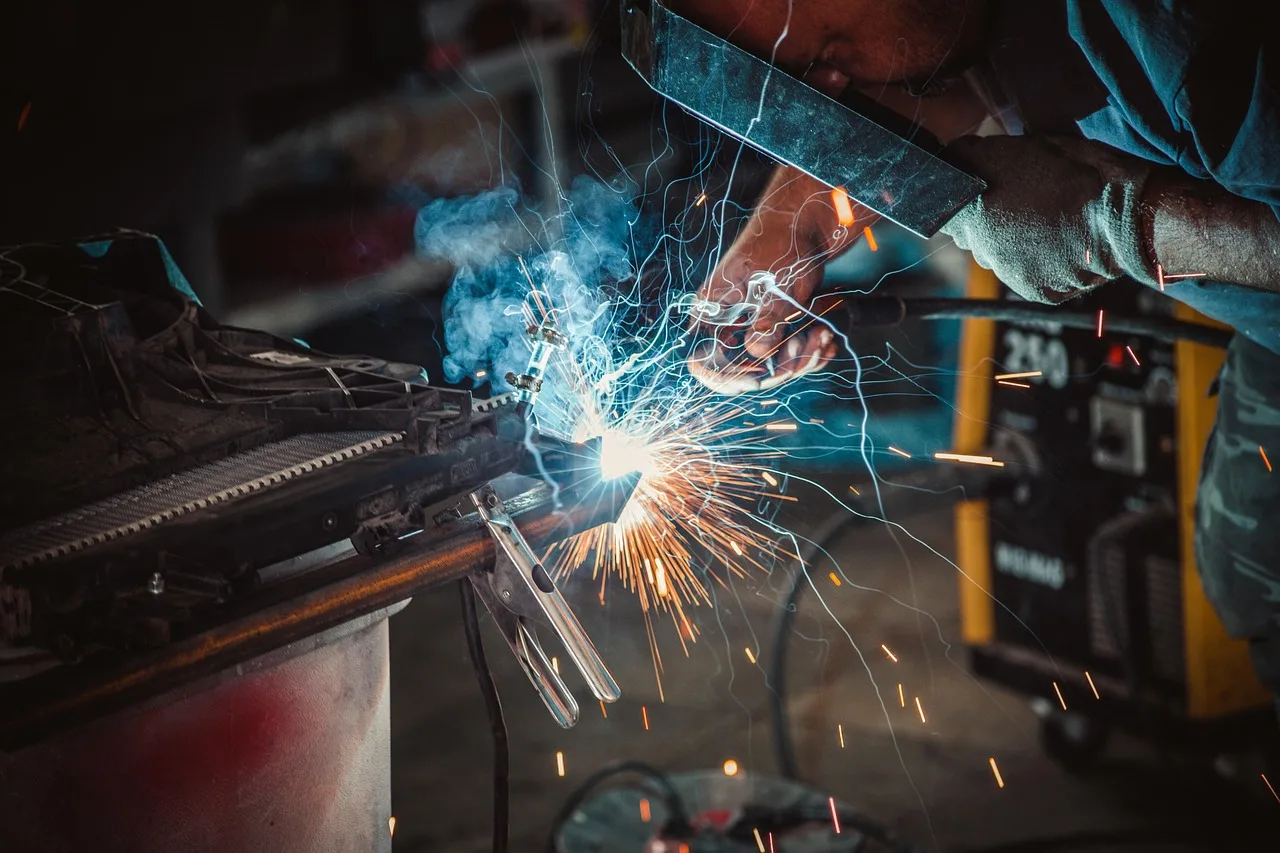 Spawarka do napraw auta: kiedy MIG/MAG ma sens, ile kosztuje start i gdzie leży granica DIY