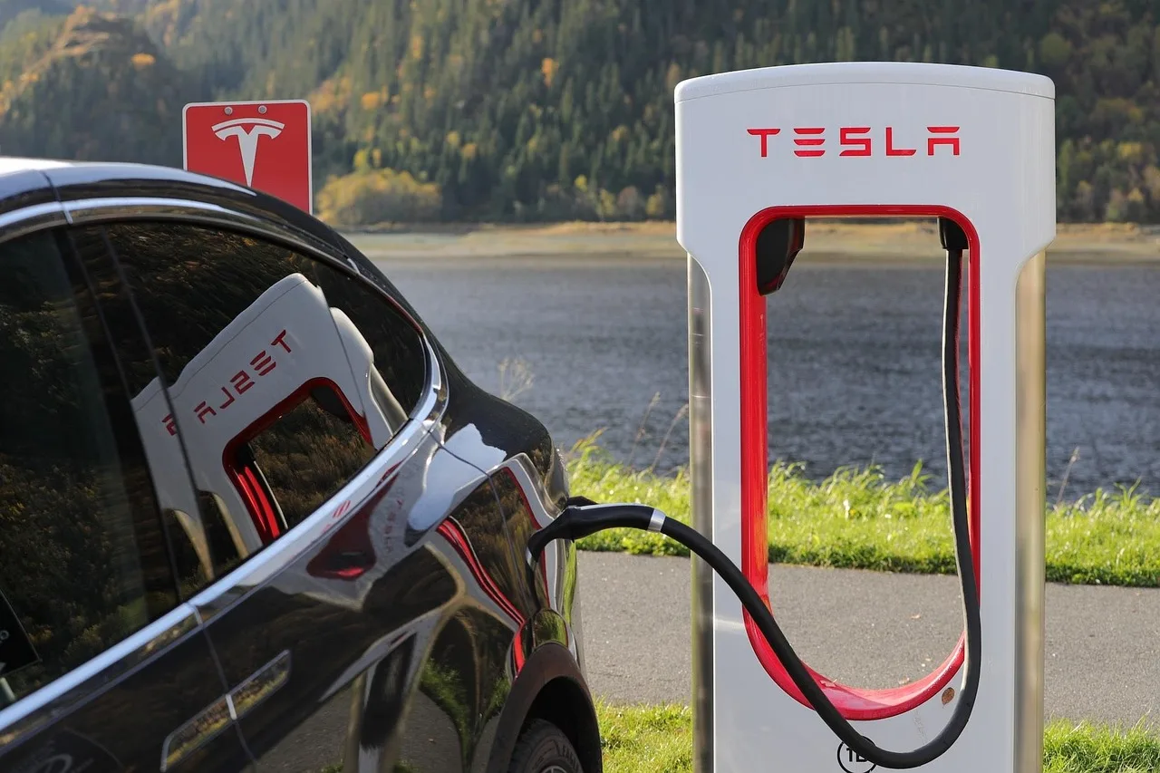 UE planuje rewolucję dla kierowców elektryków: prąd nie będzie droższy od gazu, a V2G stanie się obowiązkowe od 2030 roku