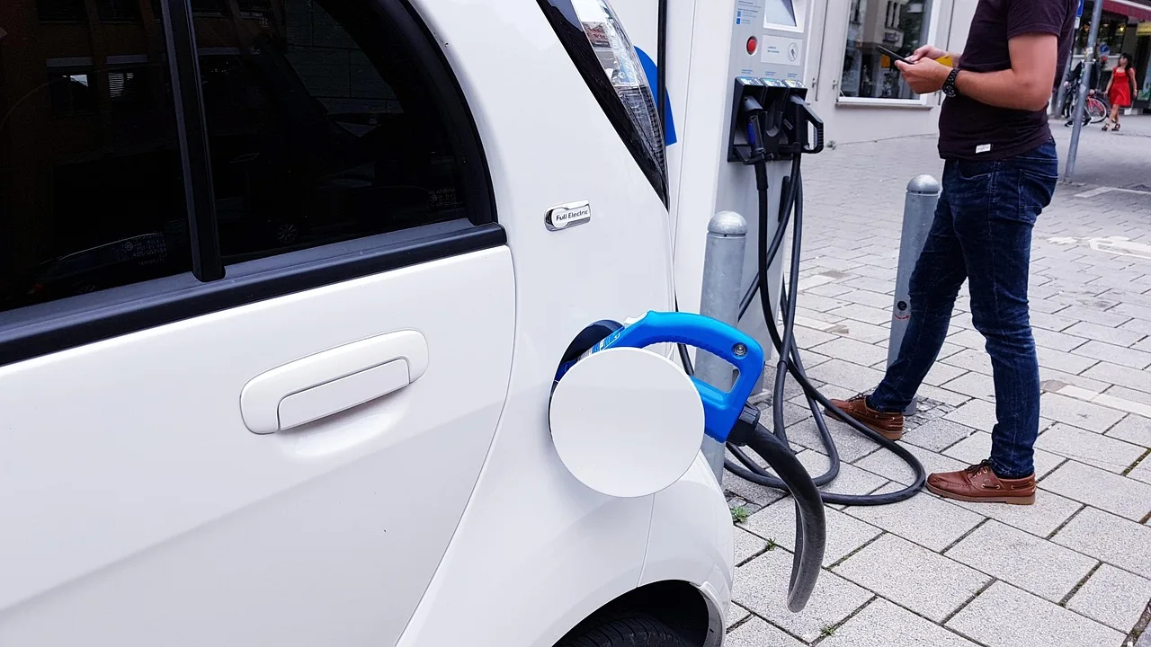 Kierowca EV stracił 500 zł po nieudanym ładowaniu. GreenWay i bank grają w ping-ponga