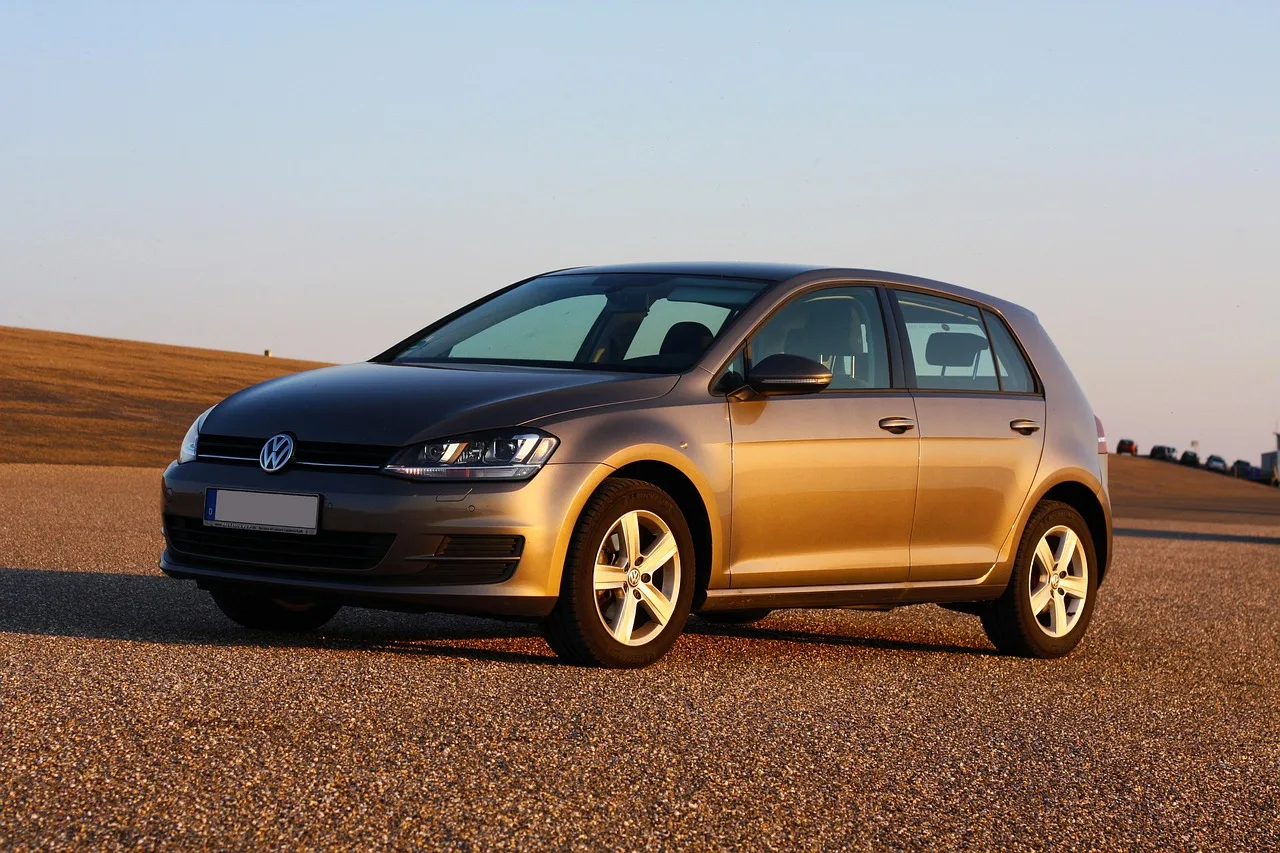 Volkswagen odpowiada Toyocie. Golf i T-Roc z pełną hybrydą – bez ładowania z gniazdka