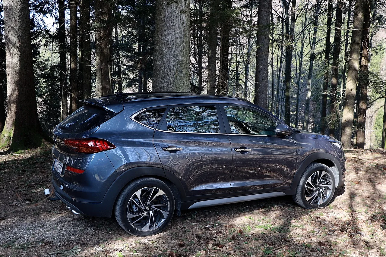 Silnik spadł z BYD-a Tang podczas jazdy. Chiński SUV przeszedł „poród naturalny”