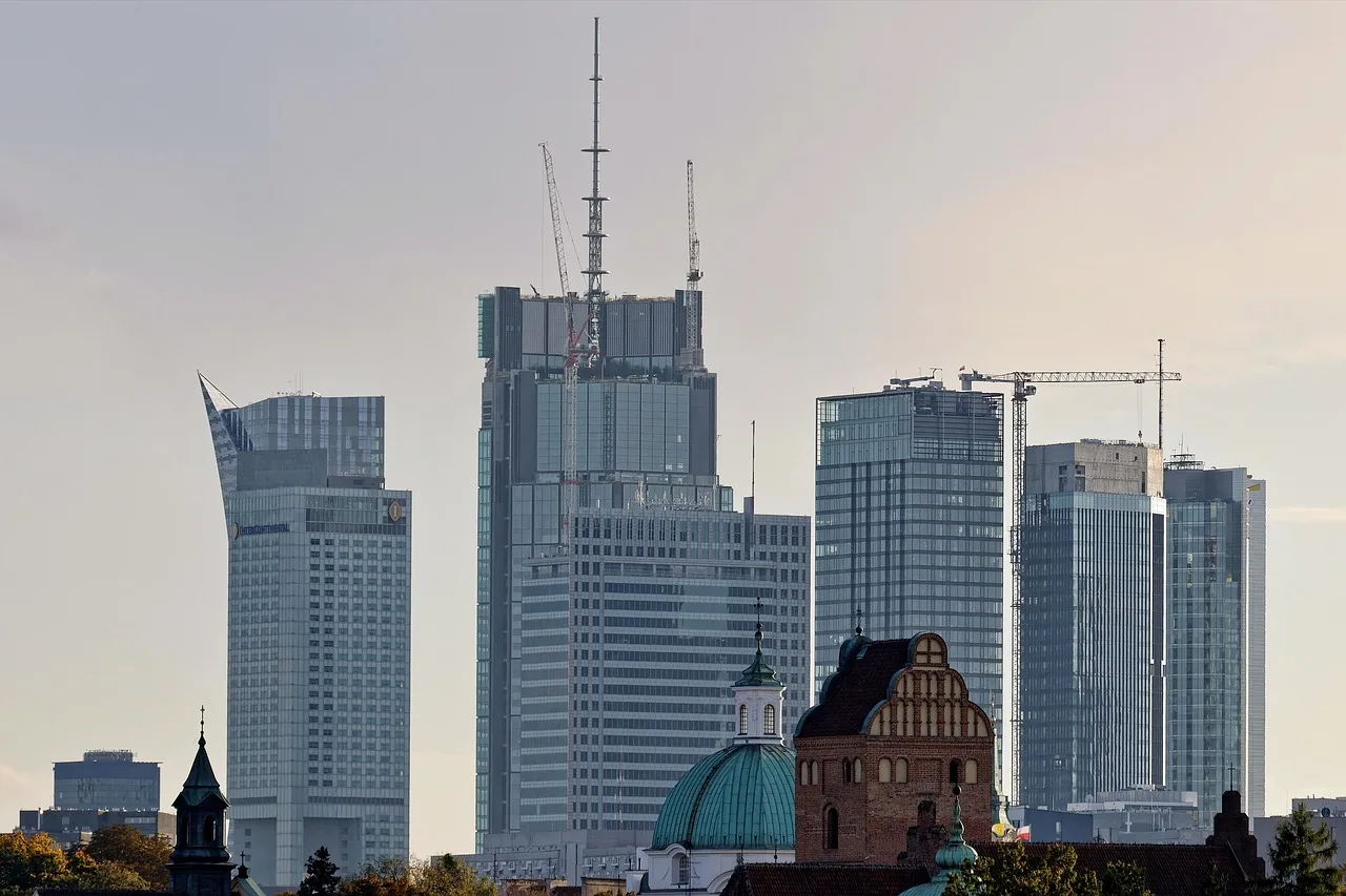 Polski rynek ubezpieczeń w 2025 roku – skok składki, rekord odszkodowań i nowe dane PIU