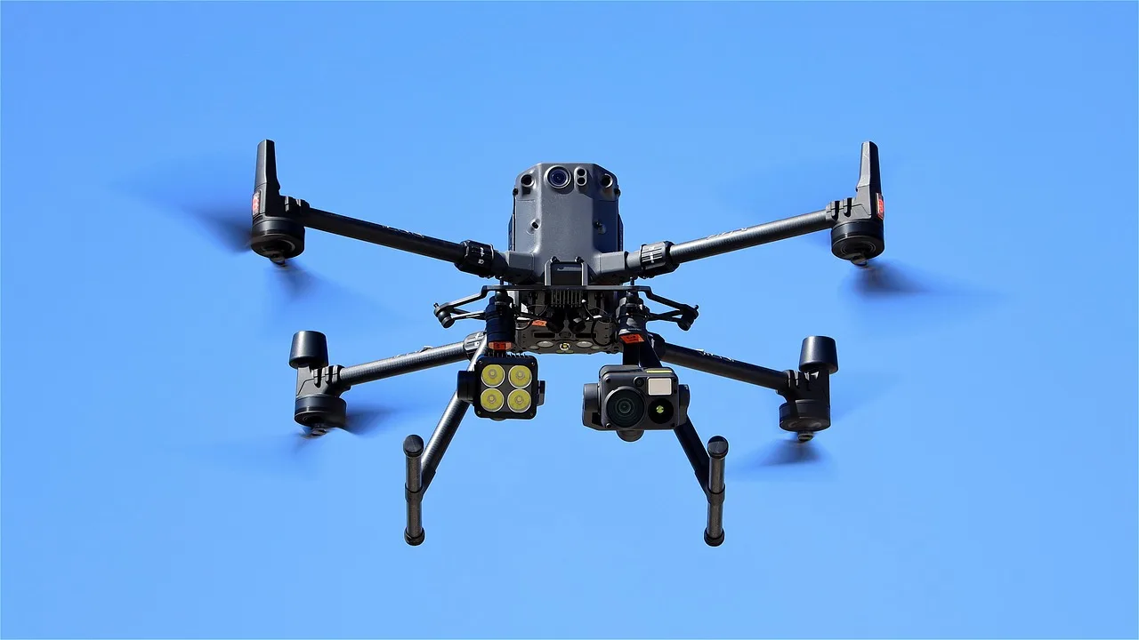 Dron nad twoim autem? Policja widzi wszystko, nawet telefon na kolanach
