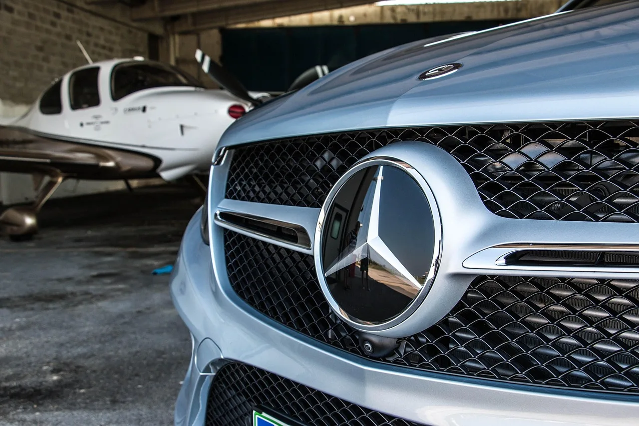 Mercedes-AMG pozwane za… logo na fotelach. Kierowcy twierdzą, że wypala im skórę