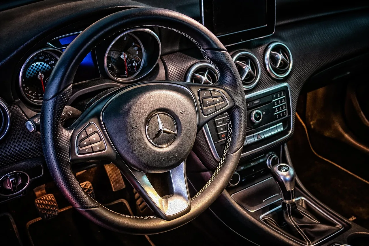 Mercedes przyznaje: przegięliśmy z ekranami. Fizyczne przyciski wracają