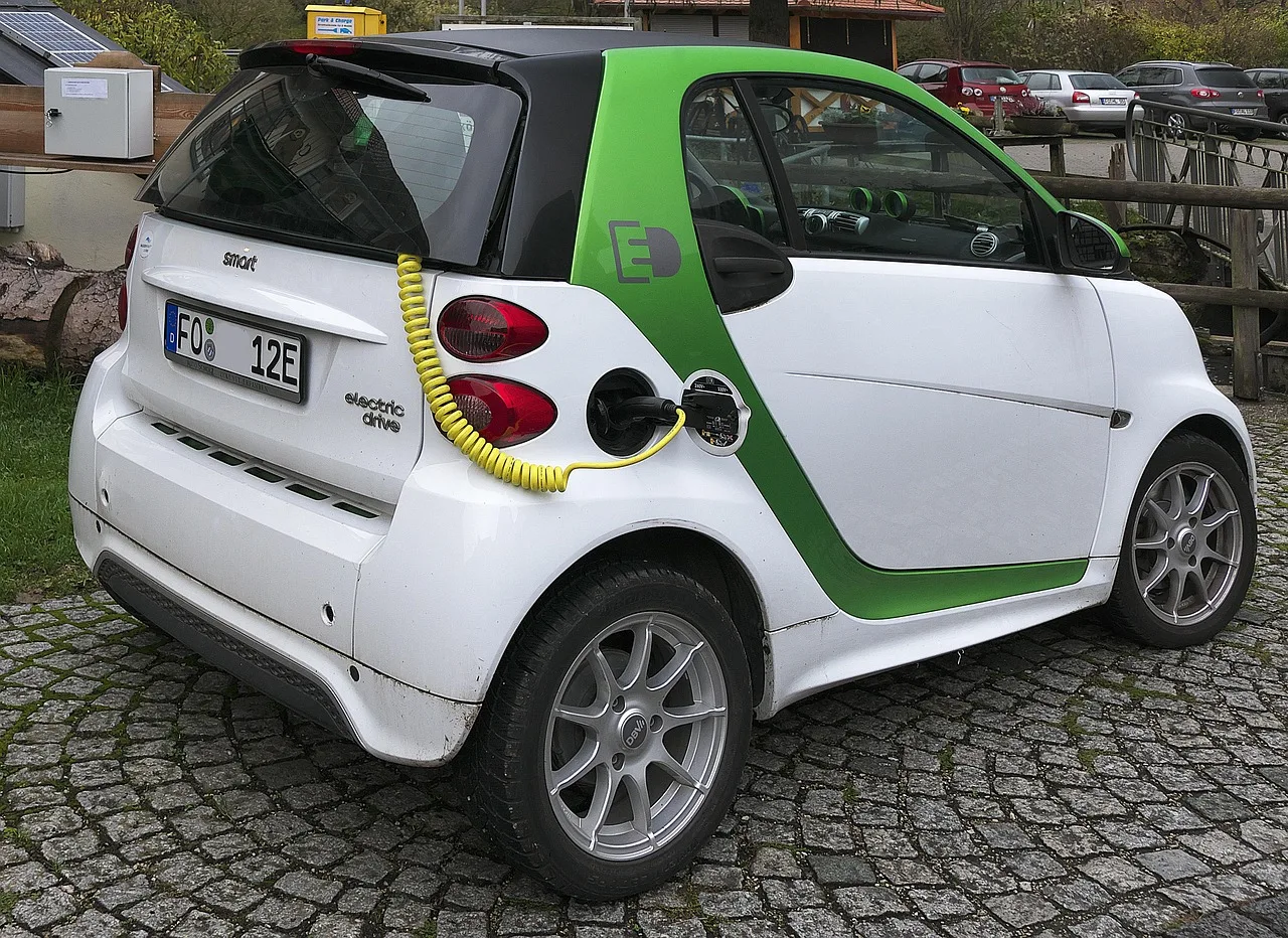 Sposób jazdy wpływa na żywotność baterii w elektryku. Nawet 2,5 razy większy spadek pojemności przy agresywnej jeździe