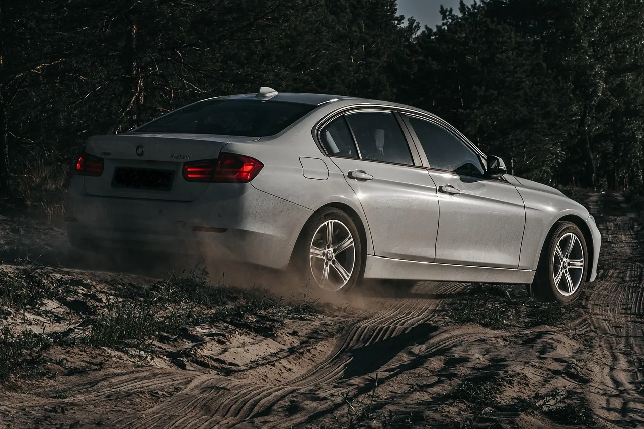 44 nowe BMW M340i xDrive dla drogówki. Policja ma też laserowe mierniki prędkości