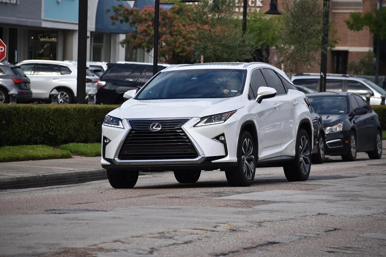 Rozładowany akumulator w Lexusie może uwięzić Cię w środku. Toyota reaguje, ale nie każdy dostanie nowy akumulator